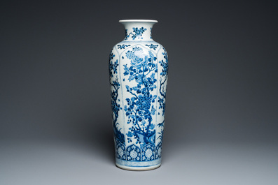 Grand vase de forme rouleau en porcelaine de Chine en bleu et blanc &agrave; d&eacute;cor floral, Kangxi