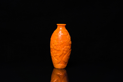 Vase en verre de P&eacute;kin en orange &agrave; d&eacute;cor de lettr&eacute;s, Chine, Yongzheng/Qianlong