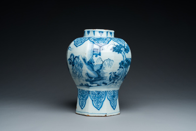 Een fijne octagonale blauw-witte Delftse chinoiserie vaas, eind 17e eeuw