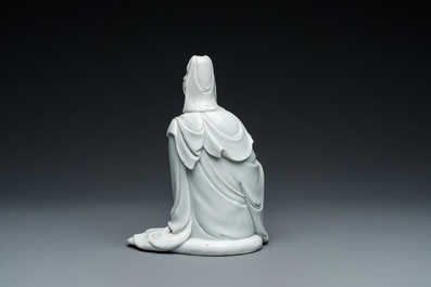 Sculpture de Guanyin en porcelaine blanc de Chine de Dehua, marque de He Zhang Yong Yin 何章用印, Kangxi