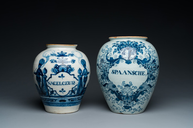 Deux pots &agrave; tabac en fa&iuml;ence de Delft en bleu et blanc aux couvercles en laiton, 18&egrave;me