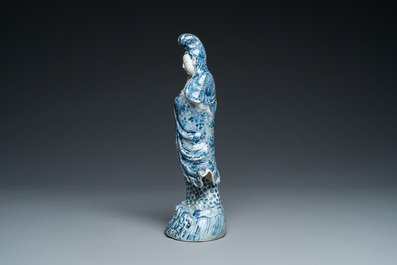 Guanyin &agrave; l'enfant en porcelaine de Chine en bleu et blanc, marque de Cai Fu Ji 蔡福記, R&eacute;publique