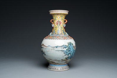 Vase en porcelaine de Chine famille rose &agrave; d&eacute;cor d'un paysage montagneux, marque de Qianlong, 20&egrave;me