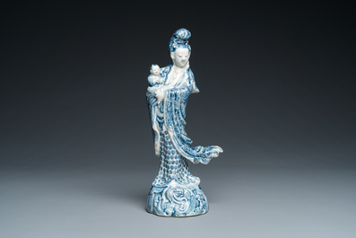 Guanyin &agrave; l'enfant en porcelaine de Chine en bleu et blanc, marque de Cai Fu Ji 蔡福記, R&eacute;publique