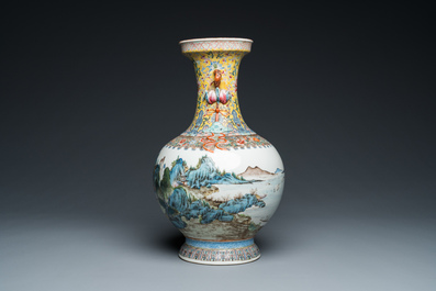 Vase en porcelaine de Chine famille rose &agrave; d&eacute;cor d'un paysage montagneux, marque de Qianlong, 20&egrave;me