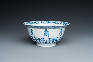 Bol en porcelaine de Chine en bleu et blanc &agrave; d&eacute;cor 'Shou', marque de Chenghua, Kangxi