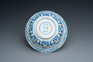 Een Chinese blauw-witte 'Shou' kom, Chenghua merk, Kangxi