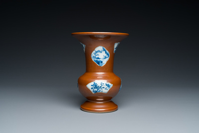 Vase en porcelaine de Chine en bleu et blanc &agrave; fond brun capucin, Qianlong