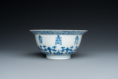 Bol en porcelaine de Chine en bleu et blanc &agrave; d&eacute;cor 'Shou', marque de Chenghua, Kangxi