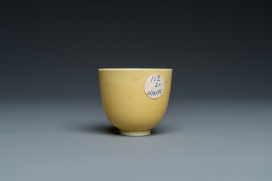 Tasse en porcelaine de Chine en jaune monochrome, marque et &eacute;poque de Kangxi