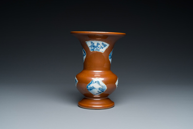 Vase en porcelaine de Chine en bleu et blanc &agrave; fond brun capucin, Qianlong