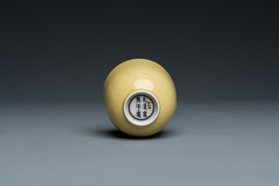 Een Chinese monochrome geel-geglazuurde kop, Kangxi merk en periode