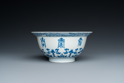 Bol en porcelaine de Chine en bleu et blanc &agrave; d&eacute;cor 'Shou', marque de Chenghua, Kangxi