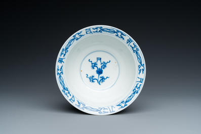 Bol en porcelaine de Chine en bleu et blanc &agrave; d&eacute;cor 'Shou', marque de Chenghua, Kangxi