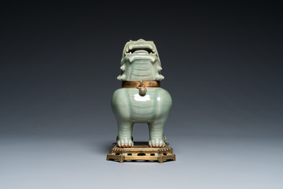 Een Chinese Longquan celadon wierookbrander in de vorm van een luduan met vergulde bronzen montuur, Ming