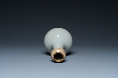 Vase &agrave; t&ecirc;te d'ail en porcelaine de Chine &agrave; &eacute;mail flamb&eacute;, marque de Yongzheng, 18/19&egrave;me