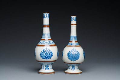 Paire d'aspersoirs en porcelaine de Chine en bleu et blanc &agrave; d&eacute;cor Baoxiang, Kangxi