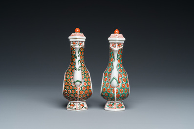 Deux verseuses couvertes en porcelaine de Chine famille verte, Kangxi