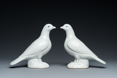 Paire de pigeons en porcelaine blanche de Chine, 19&egrave;me