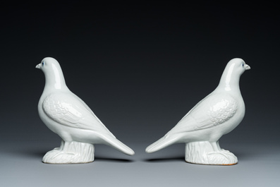 Paire de pigeons en porcelaine blanche de Chine, 19&egrave;me