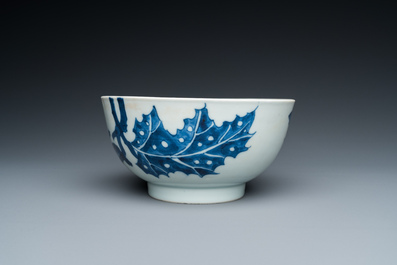 Bol d'une ambassade royale en porcelaine de Chine 'Bleu de Hue' pour le Vietnam, marque de T&acirc;n Sửu  辛丑, dat&eacute; 1841