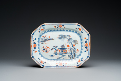 Twelve Chinese famille rose and Imari-style porcelain plates, two bowls and a platter, Kangxi/Qianlong