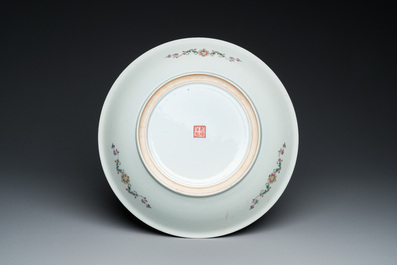 Plat en porcelaine de Chine famille rose &agrave; d&eacute;cor de figures dans un jardin, marque de Qianlong, R&eacute;publique