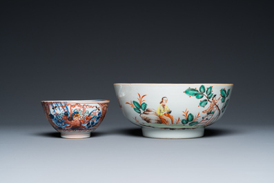 Twelve Chinese famille rose and Imari-style porcelain plates, two bowls and a platter, Kangxi/Qianlong