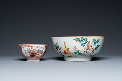 Twelve Chinese famille rose and Imari-style porcelain plates, two bowls and a platter, Kangxi/Qianlong