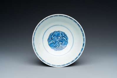 Een Chinese blauw-witte 'Bleu de Hue' kom voor de Vietnamese markt, Thường t&acirc;m lạc sự  賞心樂事 merk, ca. 1830