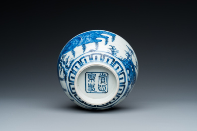 Een Chinese blauw-witte 'Bleu de Hue' kom voor de Vietnamese markt, Thường t&acirc;m lạc sự  賞心樂事 merk, ca. 1830