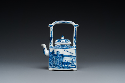 Een Chinese blauw-witte 'landschaps' theepot met deksel, Kangxi