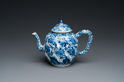 Th&eacute;i&egrave;re couverte torsad&eacute;e en porcelaine de Chine en bleu et blanc, Kangxi