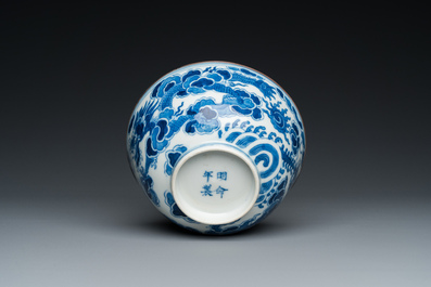 Een Chinese blauw-witte 'Bleu de Hue' kom voor de Vietnamese markt, Minh Mạng Nian Zhi 明命年製 merk, ca. 1830-40