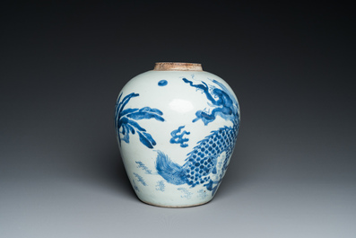 Een Chinese blauw-witte 'kylin' pot, Shunzhi