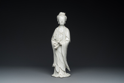 Een grote Chinese Dehua blanc de Chine Guanyin, zegelmerk, Qing