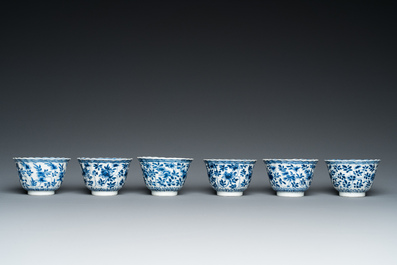 Six tasses et soucoupes en porcelaine de Chine en bleu et blanc, marque de Yu 玉, Kangxi