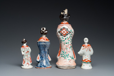 Quatre sculptures d'un acteur en porcelaine Imari de Japon, Edo, 1&egrave;re moiti&eacute; du 18&egrave;me