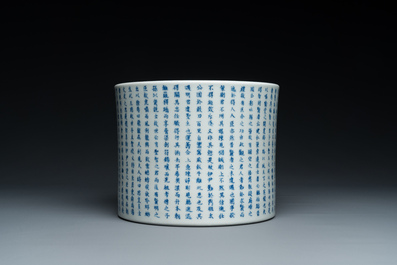 Pot &agrave; pinceaux en porcelaine de Chine en bleu et blanc, marque de Kangxi, 19/20&egrave;me