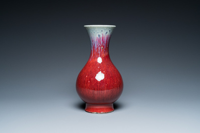 Vase de forme 'yuhuchunping' en porcelaine de Chine &agrave; &eacute;mail flamb&eacute;, 19&egrave;me