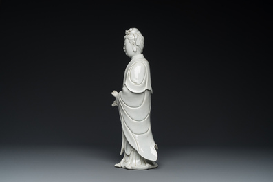 Grande sculpture de Guanyin en porcelaine blanc de Chine de Dehua, marque en creux, Qing