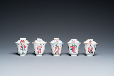 Vijf Chinese famille rose 'Wu Shuang Pu' dekselkoppen en vier schotels, Daoguang merk en periode