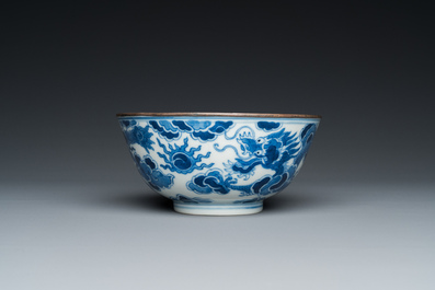 Een Chinese blauw-witte 'Bleu de Hue' kom voor de Vietnamese markt, Minh Mạng Nian Zhi 明命年製 merk, ca. 1830-40