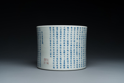 Een Chinese blauw-witte penselenbeker met kalligrafie, Kangxi merk, 19/20e eeuw