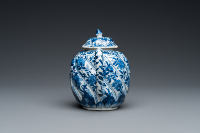 Een Chinese blauw-witte getorste theepot met deksel, Kangxi