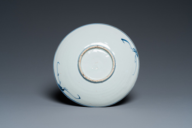 Coupe en porcelaine de Chine en bleu et blanc &agrave; d&eacute;cor d'un p&ecirc;cher et d'un po&egrave;me pour le march&eacute; japonais, Chongzhen