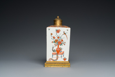 Bouteille de forme carr&eacute;e en porcelaine de Japon surd&eacute;cor&eacute;e aux Pays-Bas et mont&eacute;e en bronze dor&eacute;, Edo, 17&egrave;me