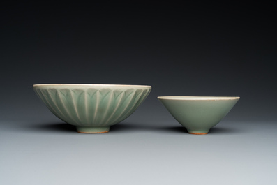 Twee Chinese Longquan celadon kommen, Song of later