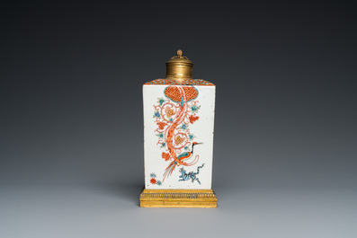 Bouteille de forme carr&eacute;e en porcelaine de Japon surd&eacute;cor&eacute;e aux Pays-Bas et mont&eacute;e en bronze dor&eacute;, Edo, 17&egrave;me