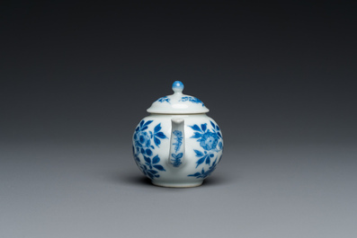 Een Chinese blauw-witte miniatuur theepot met deksel, Kangxi